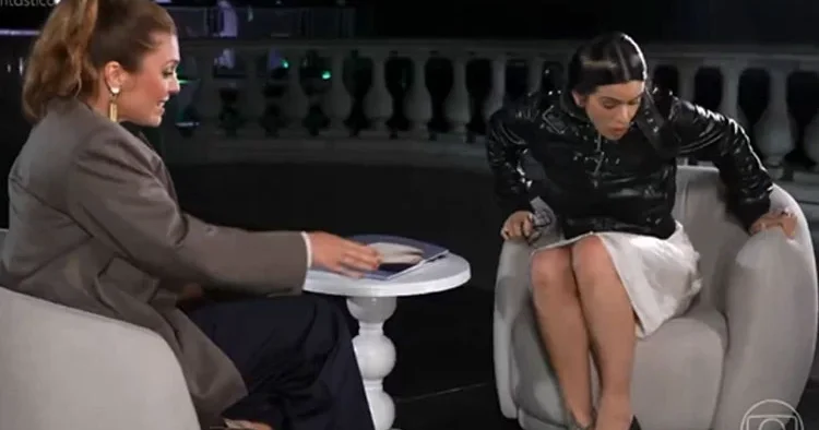 Ünlü şarkıcı hamam böceğini görünce röportajdan kaçtı!