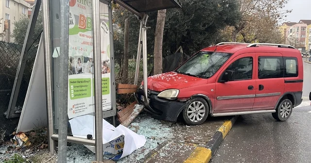 Park halindeyken hareket eden hafif ticari araç durağa çarptı Kocaeli Haberleri