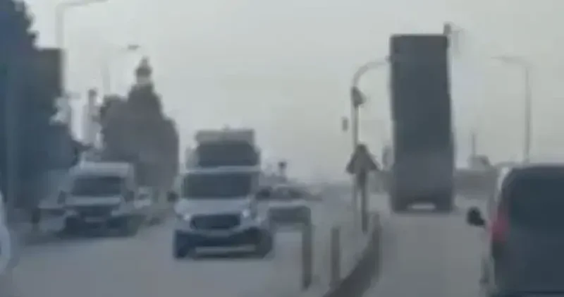 Kamyonun açık kalan damperi, trafik lambasına çarptı