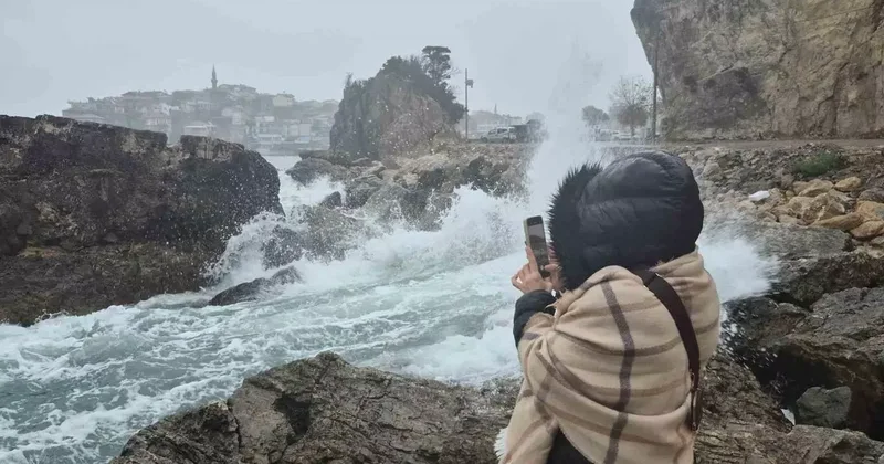 Amasra’da dalga boyu 3 metreye ulaştı