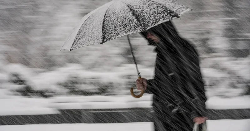 Kar yağışı uyarıları peş peşe geldi: İstanbul’da Pazartesi okullar tatil olur mu?