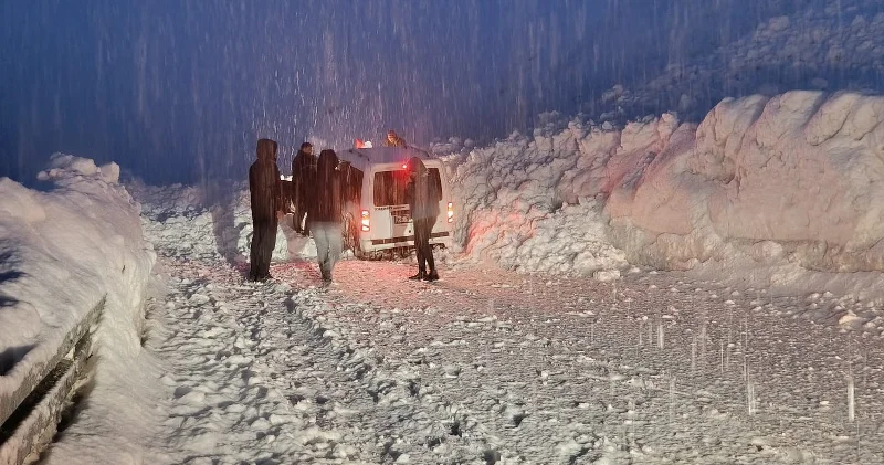Hakkari Van karayolunda çığ paniği: Beş araç kurtarıldı Hakkâri Haberleri