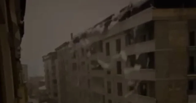 Şemdinli de tonlarca ağırlıktaki kar kütlesi elektrik direklerini devirdi VİDEO İZLE