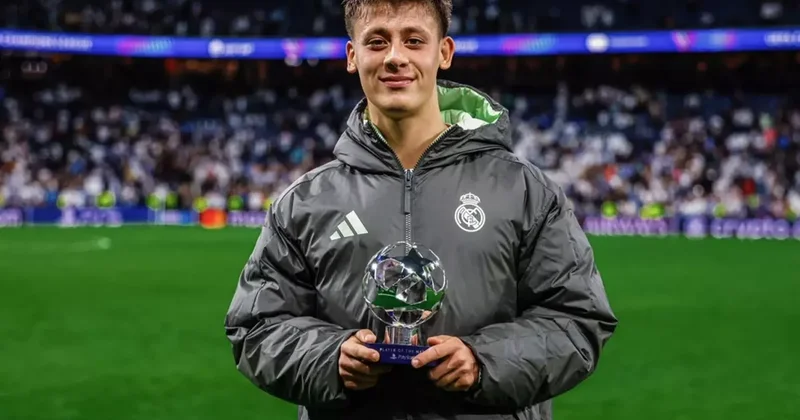 Fenerbahçe nin Süper Kupa yı aldığını göre Arda hemen telefona sarıldı