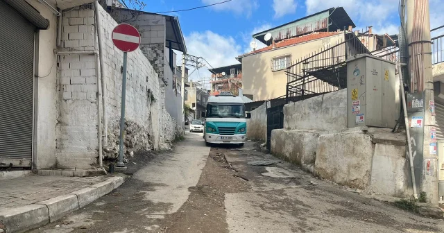 İzmirlinin bitmeyen yol çilesi: Vatandaşlar büyükşehir belediyesine sert tepki gösterdi VİDEO İZLE