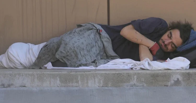 Onun için beslenen son umut da soldu... Eski oyuncu yine sokaklara döndü: Bir kenarda öylece tükenip gidecek