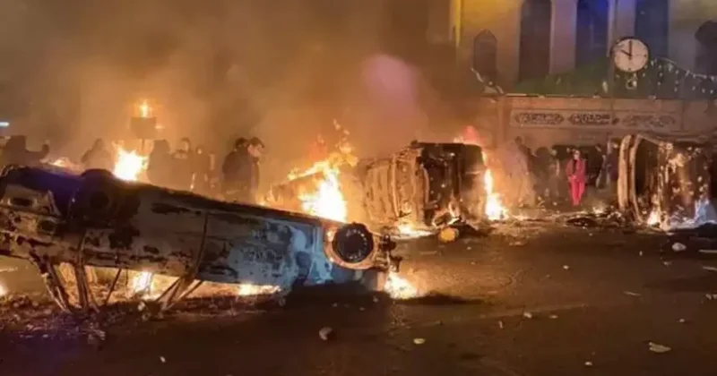 İran da protestocular savcı ve polisleri yakarak öldürdü