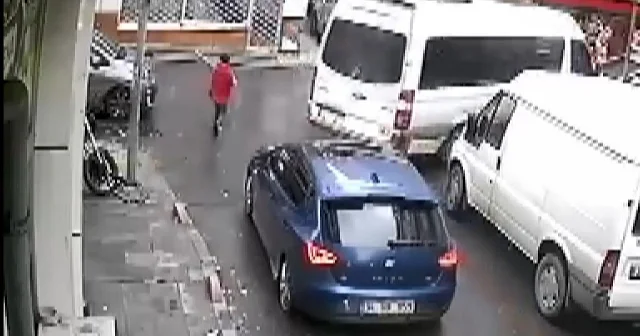 Bayrampaşa da dakikalarca ambulansa yol açmak için uğraştı VİDEO İZLE