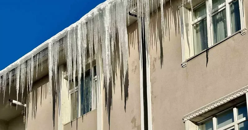 Bina çatılarındaki dev buz sarkıtları tehlike saçıyor