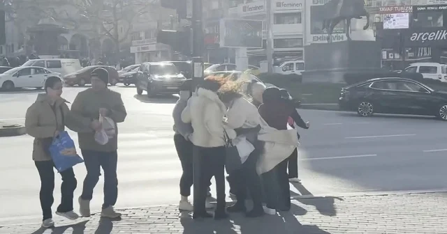 Şiddetli lodos yüzünden yürümek imkansız hale geldi: Vatandaşlar direklere tutunarak ilerledi VİDEO İZLE