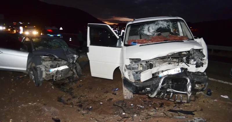 Minibüs ile otomobil kafa kafaya çarpıştı! Feci kazada 6 kişi yaralandı: Baba ile 1 yaşındaki kızının durumu ağır
