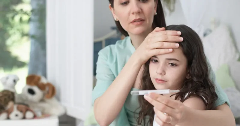 Çocuklarda ateş ne zaman tehlikeli? Hemen ilaca sarılmayın uyarısı!