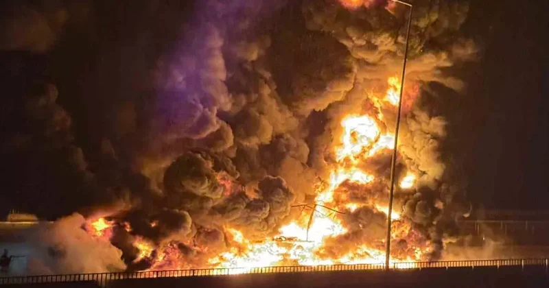 TAG Otoyolu’nda bebek bezi yüklü tır alev alev yandı trafik durdu