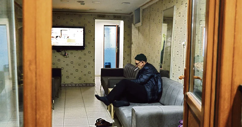 Otelde kalan emekli: Oğlumla aynı odadayız, şartlar çok zor; adına zam deniyor ama maaş 3 4 bin lirayken daha rahattık