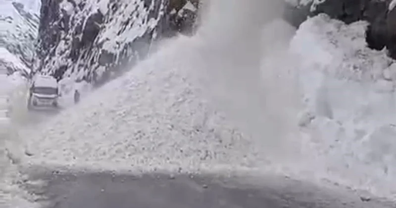 Hakkari Çukurca karayolunda 2 ayrı çığ düştü: Yol ulaşıma kapandı Hakkâri Haberleri