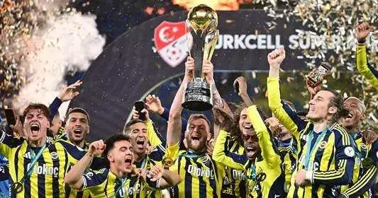 Fenerbahçe kupasını kaldırdı