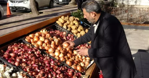 Gaziantep haberleri Gaziantep’te manavdan soğan alan gençler, davranışları ile duygulandırdı 10 Ocak 2026