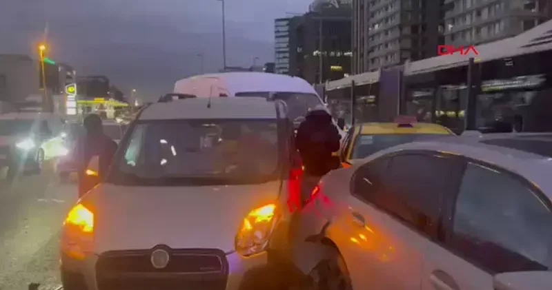 Yenibosna D 100 Karayolu nda 6 aracın karıştığı zincirleme kaza