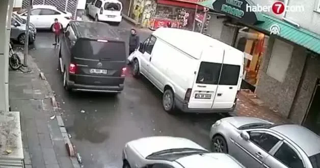 Bayrampaşa da bir çocuğun ambulansa yol açmak için trafiği yönlendirmesi kamerada