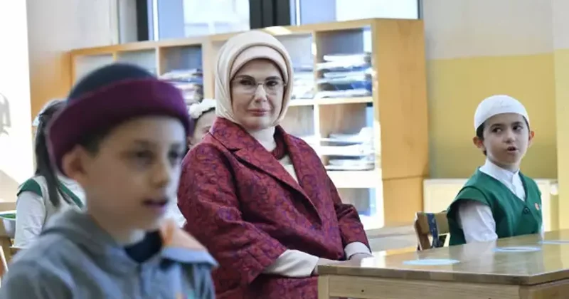 Emine Erdoğan, Palet Türk Müziği İlkokulunu ziyaret etti