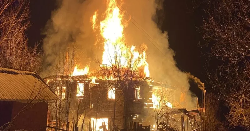 Karabük’te 200 yıllık 2 katlı ahşap ev, yangında küle döndü