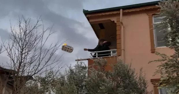 Bursa haberleri Bursa’da panik anları: Yanan eşyaları balkondan fırlattı 10 Ocak 2026