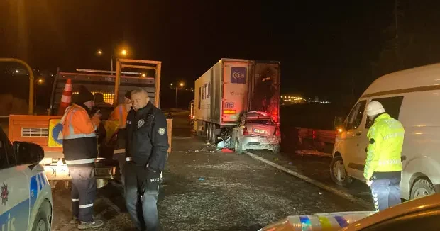 Ankara haberleri Ankara daki feci kazada otomobil tıra çarptı: 1 ölü 10 Ocak 2026