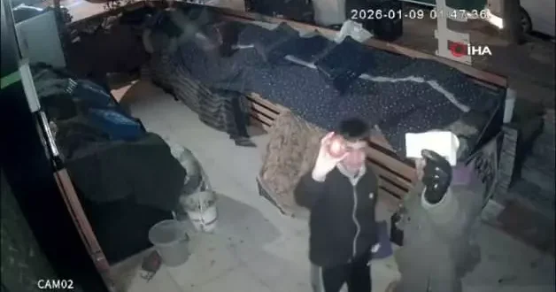 Gaziantep te gençlerden duygulandıran örnek davranış: Soğan aldılar, parasını kameraya gösterip bıraktılar