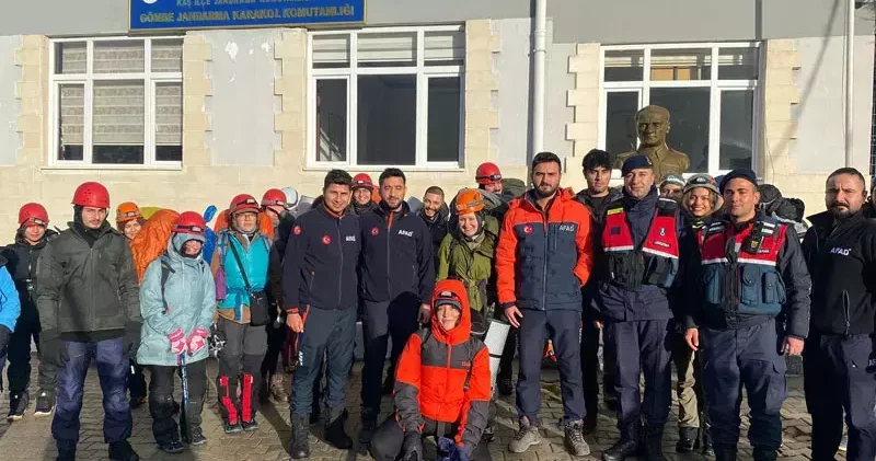 Kamp için çıktıkları dağda mahsur kalan 24 kişi kurtarıldı