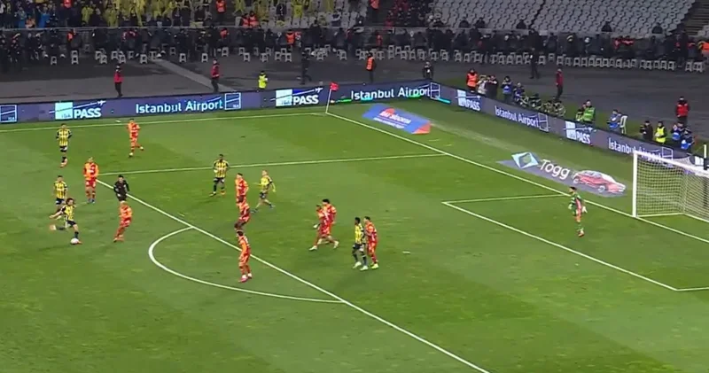 Uçaktan indi: Fenerbahçe forması giydi: Galatasaray’a golü attı