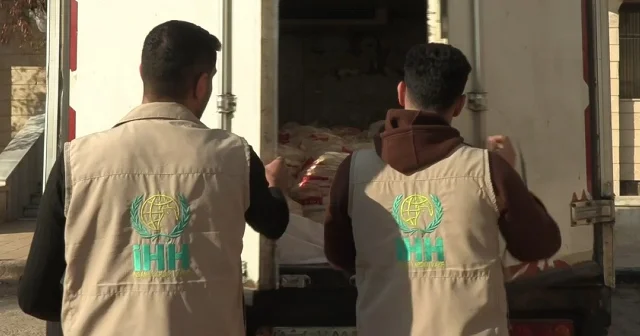 İHH çatışmaların yaşandığı Halep te yardım dağıttı VİDEO İZLE