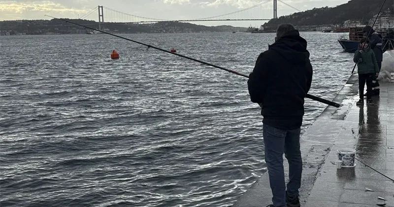 İstanbul da olta balıkçıları lodosu fırsata çevirdi: Büyük balıklar ortaya geliyor, küçük balıklar da kıyıya kaçıyor