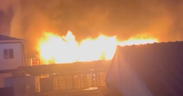 Arvanutköy de işçi konteynerlerinde yangın çıktı: Kullanılamaz hale geldi VİDEO İZLE