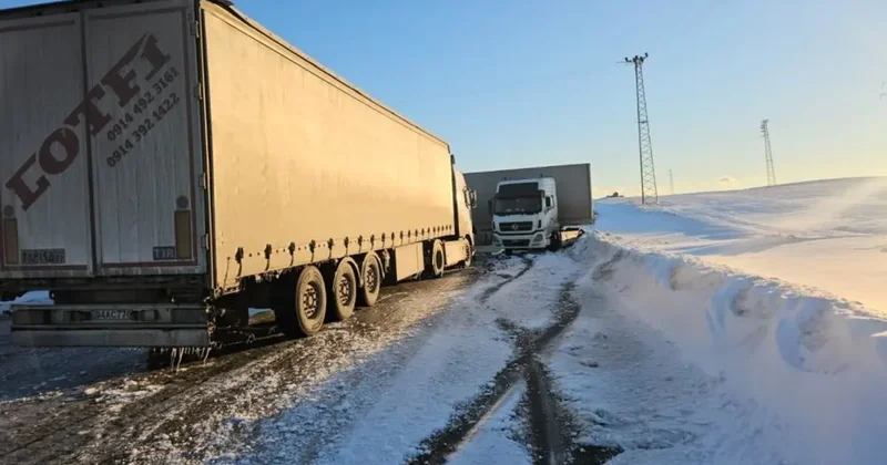 Bitlis’te buzlanan yolda kayan tır yolu kapattı