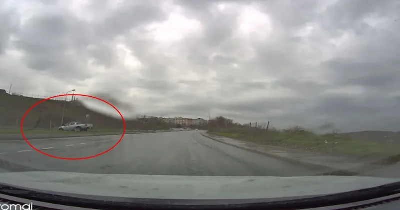 Kaygan yolda kontrolen çıkan otomobil refüje çıkarak durabildi: O anlar kamerada