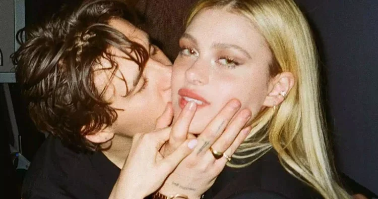 Güzelliği kadar serveti de çekici gelmiş... Karısının yanında yoksul kaldı, vicdanına sığındı