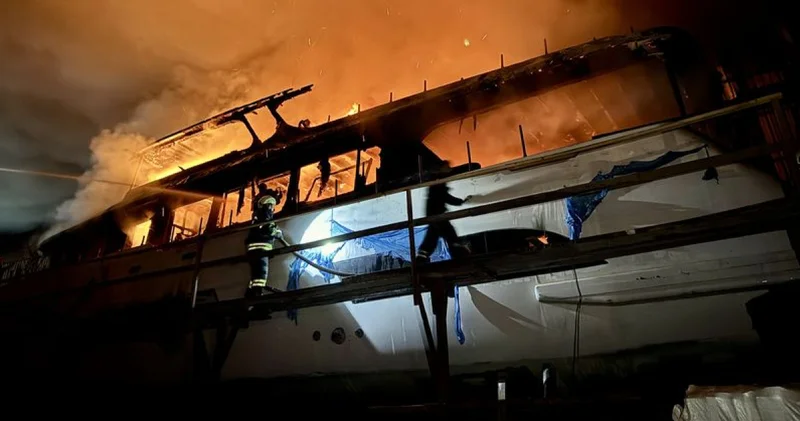 Fethiye de tersanedeki teknede çıkan yangına müdahale ediliyor