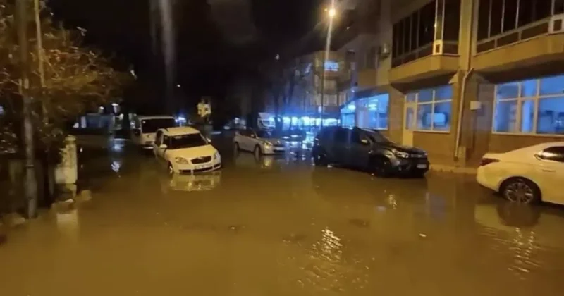 Çanakkale de sağanak sonrası cadde ve sokaklar göle döndü