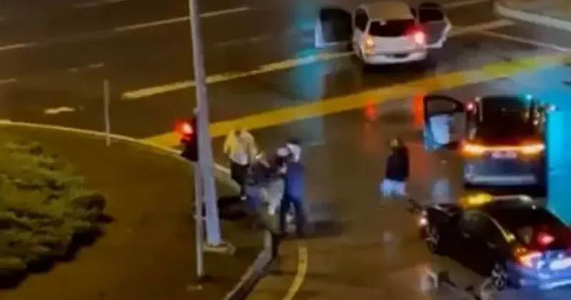 Kazaya karışanlar, sürücüyü darbetti; 3 gözaltı