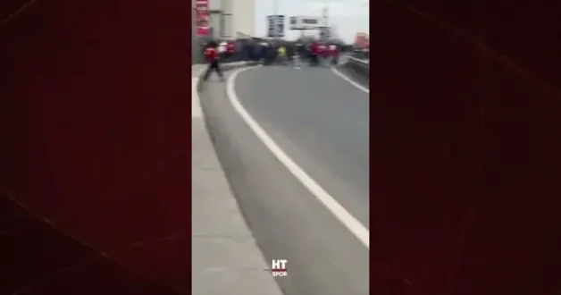 Derbi öncesi iki takım taraftarları birbirine girdi