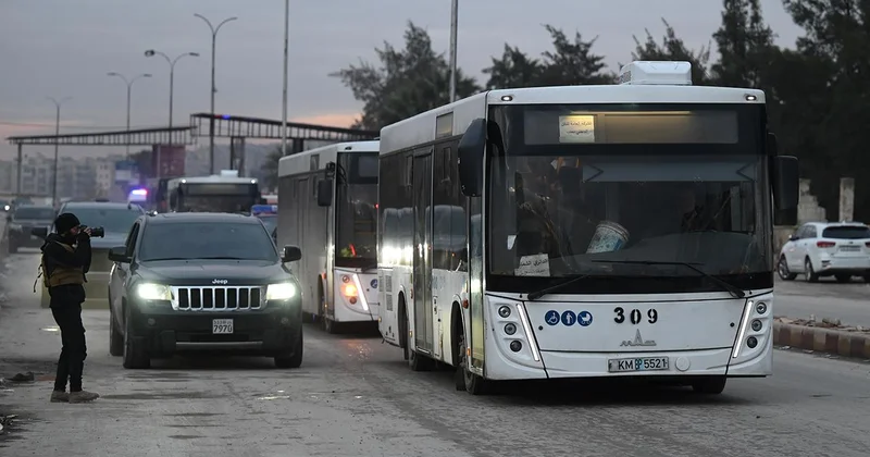 Halep’te, tahliye edilmeyi kabul eden terör örgütü YPG mensupları otobüslerle Tabka’ya gönderildi