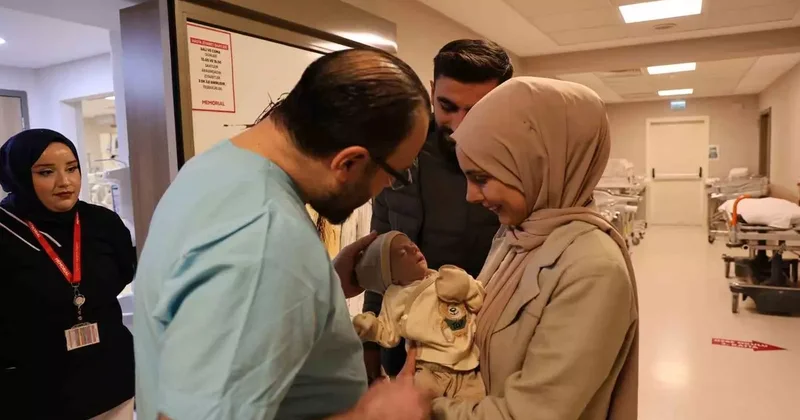 Mide ve bağırsakları karnının dışında doğan 44 günlük bebek