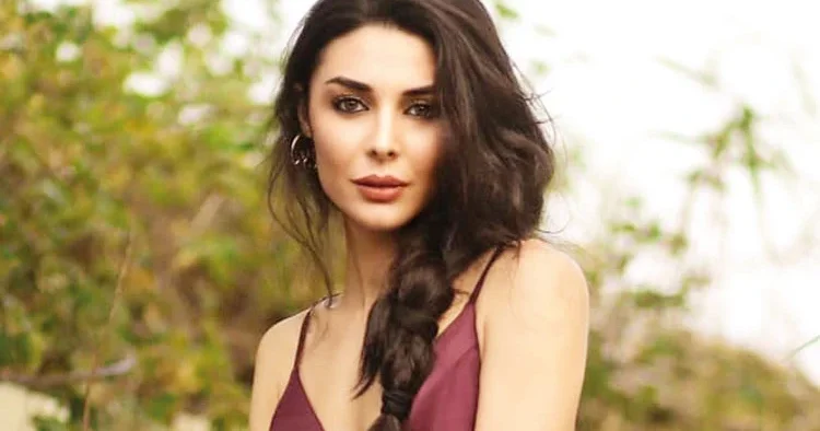 Büşra Cebe: Senaryo yazarken sete dahil oldum