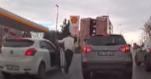 Yol verme tartışması kavgaya döndü: Akan trafiğin ortasında araç tekmeledi VİDEO İZLE