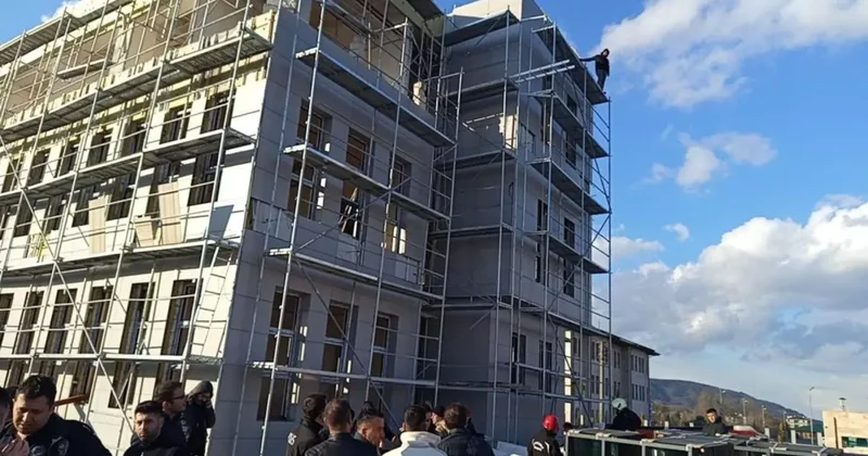 Alacağını tahsil edemediğini iddia eden işçi inşaat iskelesine çıktı