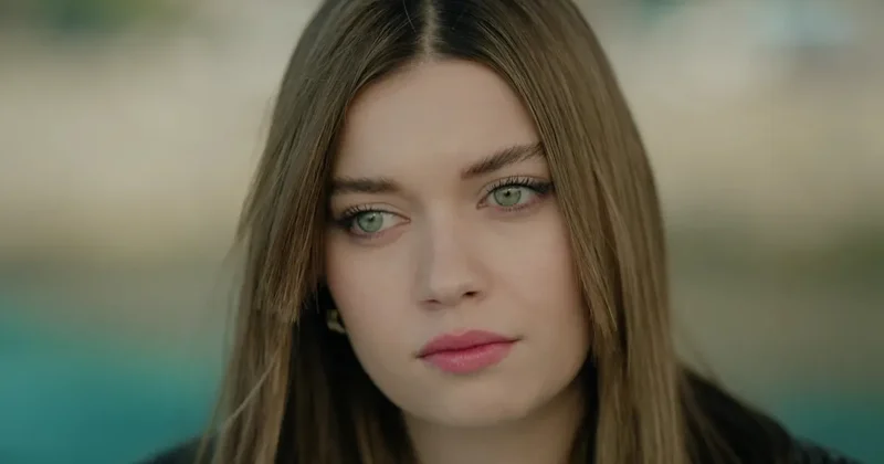 A.B.İ.’nin Çağla’sı Afra Saraçoğlu yeni rolünü anlattı! Yaralarının etrafında kendisini ve ailesini korumaya çalışan bir kadın