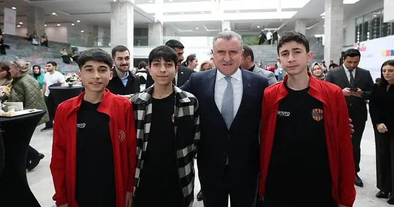 Bakan Bak: Gençlerimizle sürekli etkileşim içindeyiz