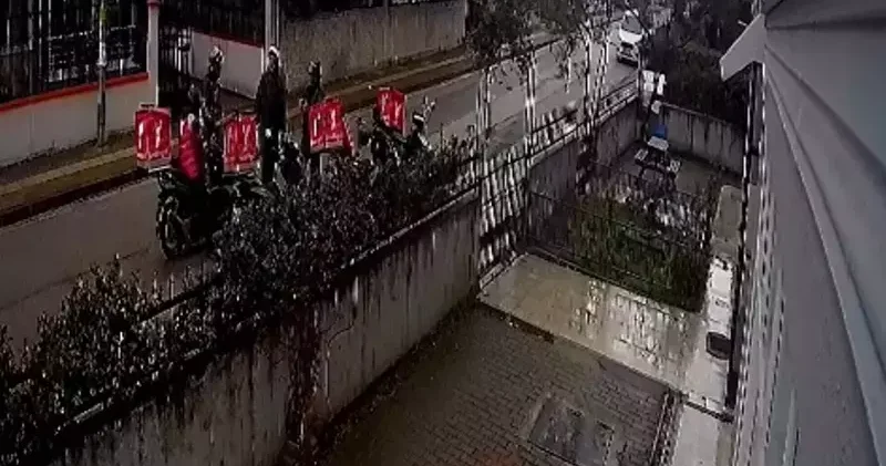 Evine 20 günde 400 sahte sipariş ile asılsız ihbar geldi; kapıda yan yana sıralanan motokuryeler kamerada