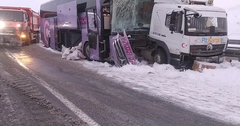 Kars ta yolcu otobüsü kamyona çarptı: 9 yaralı