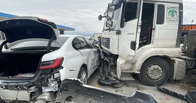 Sakarya da çarpışan tır ile otomobil akaryakıt istasyonu alanına savruldu Sakarya Haberleri